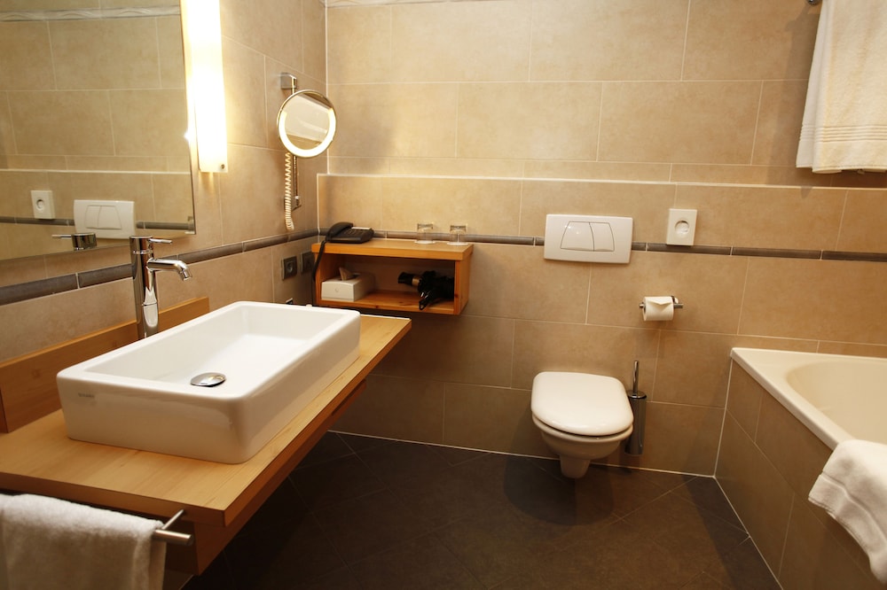 Suite, 1 cama de matrimonio grande del hotel Four Points By Sheraton Bolzano. Foto 5