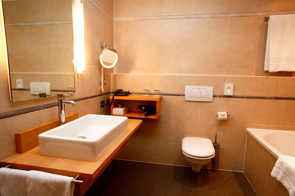 Suite, 1 cama de matrimonio grande del hotel Four Points By Sheraton Bolzano. Foto 6