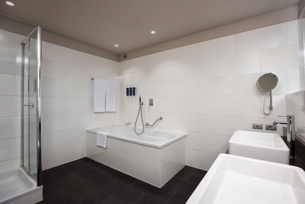 Suite presidencial, 1 cama de matrimonio grande del hotel Four Points By Sheraton Bolzano. Foto 2