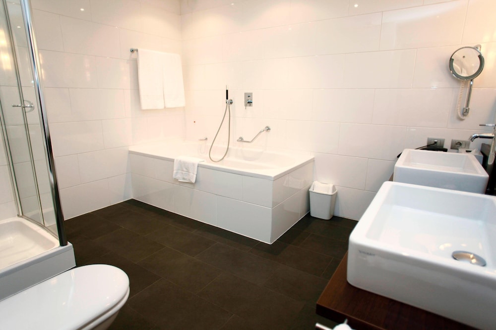 Suite presidencial, 1 cama de matrimonio grande del hotel Four Points By Sheraton Bolzano. Foto 3