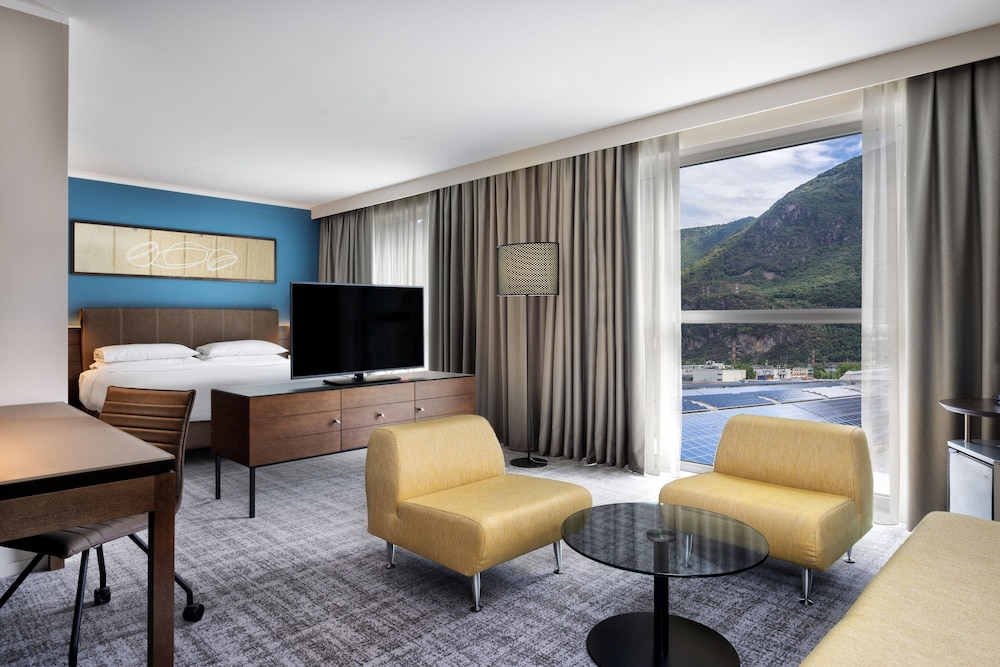 Suite ejecutiva, 1 cama de matrimonio grande del hotel Four Points By Sheraton Bolzano. Foto 2