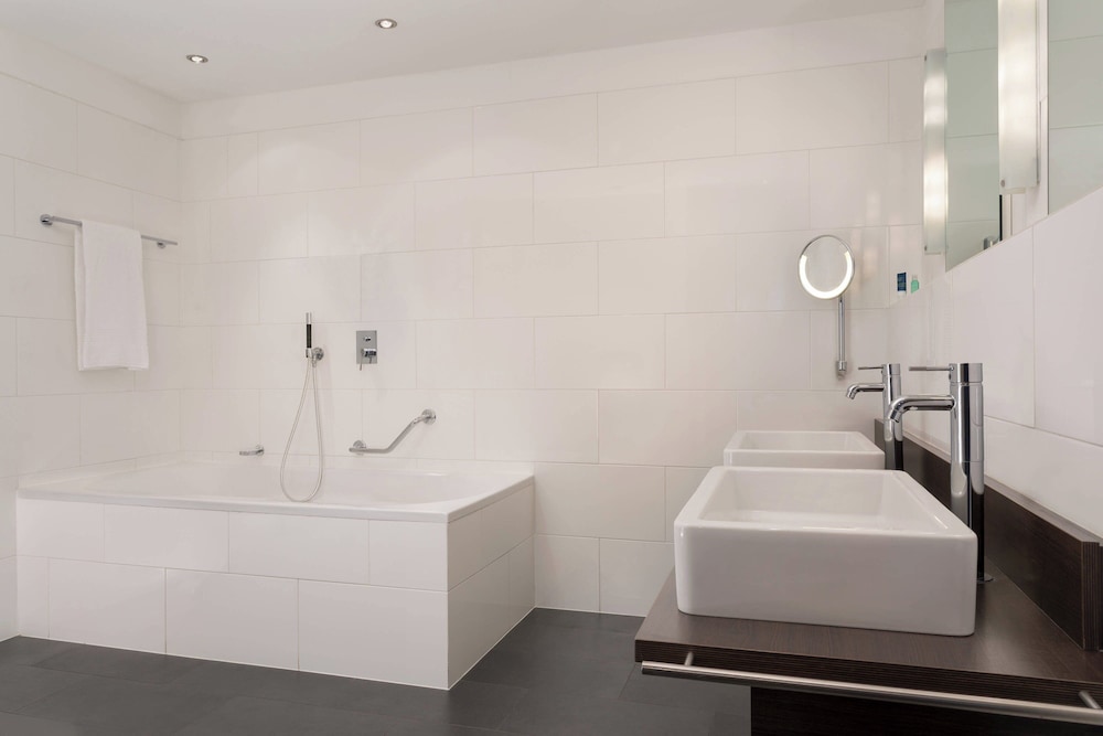 Suite ejecutiva, 1 cama de matrimonio grande del hotel Four Points By Sheraton Bolzano. Foto 4
