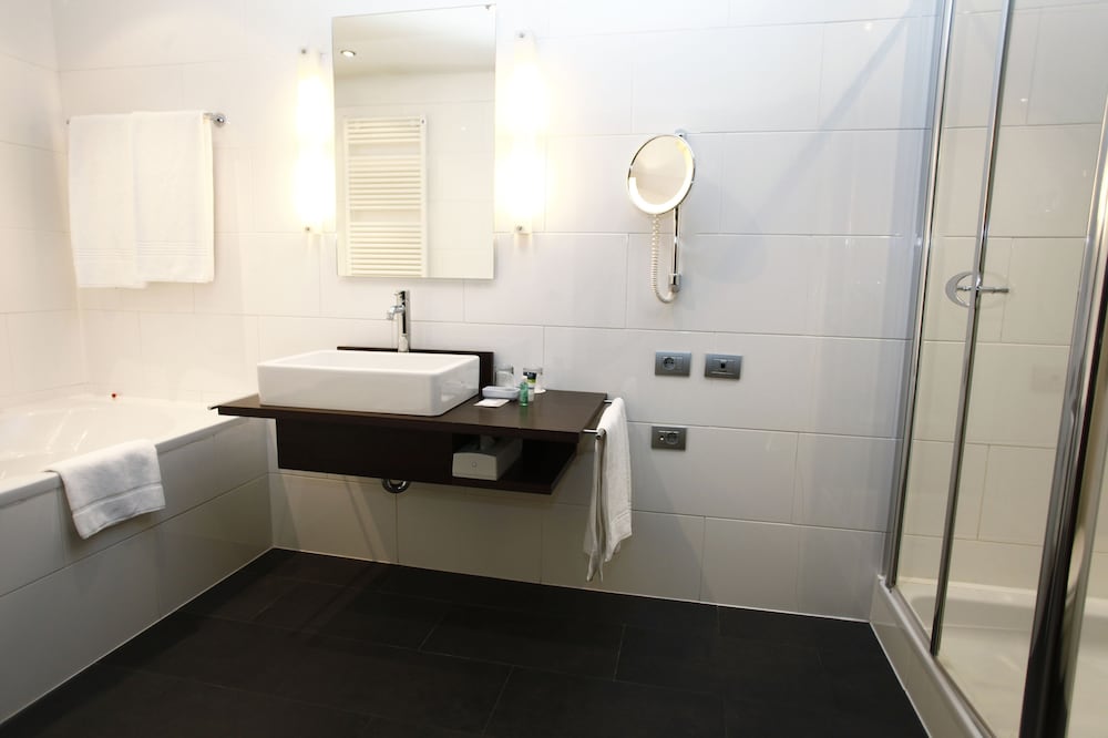 Suite clásica, 1 cama de matrimonio grande del hotel Four Points By Sheraton Bolzano. Foto 2