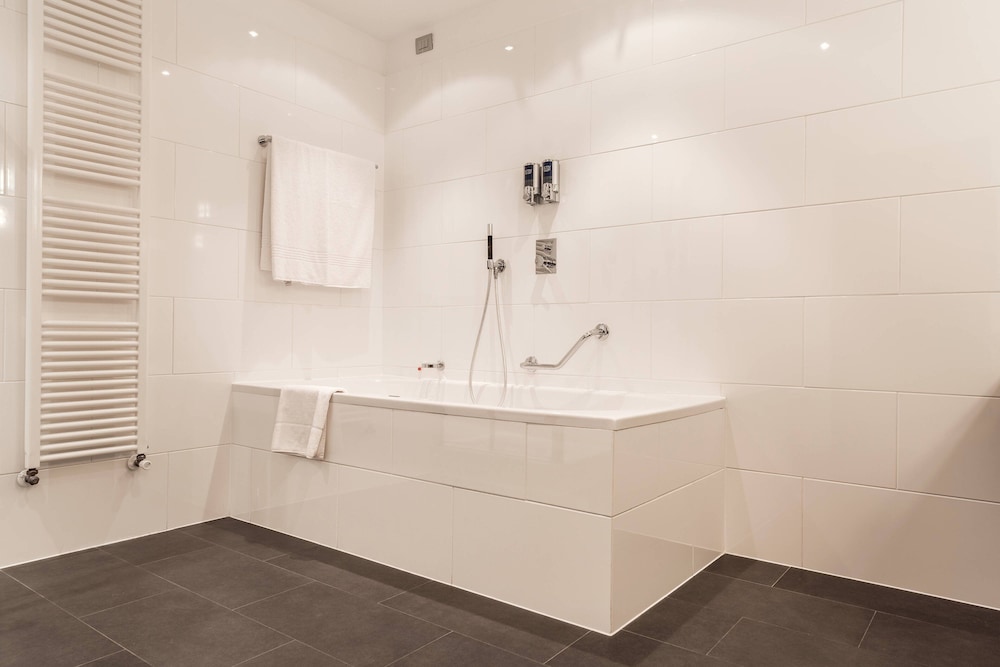 Suite clásica, 1 cama de matrimonio grande del hotel Four Points By Sheraton Bolzano. Foto 3
