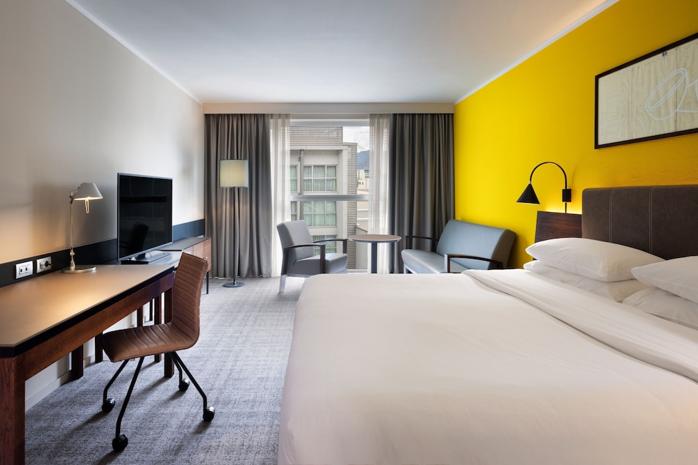 Suite junior, 1 cama de matrimonio grande del hotel Four Points By Sheraton Bolzano. Foto 1
