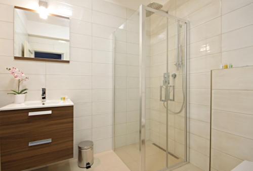 Junior suite 2 Camas individuales kitchenette del hotel Alveo Suites. Foto 15