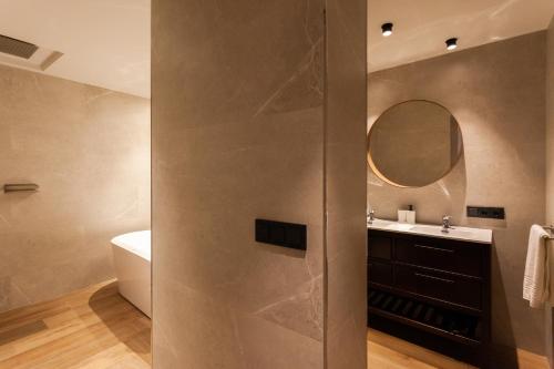 Suite King con bañera de hidromasaje del hotel Welldone Sierpes Boutique. Foto 9