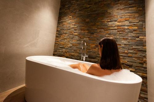 Suite King con bañera de hidromasaje del hotel Welldone Sierpes Boutique. Foto 15