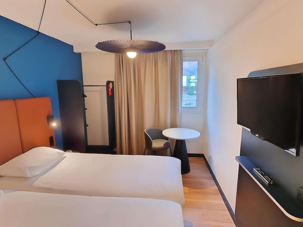 Habitación estándar con dos camas individuales del hotel Ibis Sallanches Porte Du Mont Blanc. Foto 1