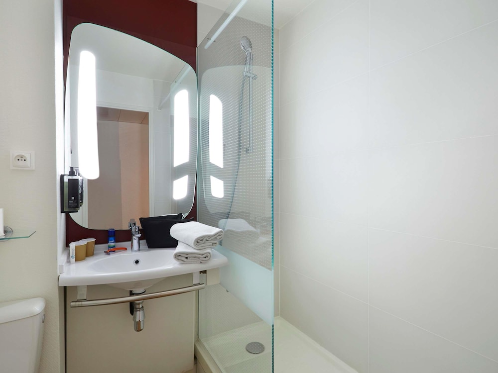 Habitación estándar con dos camas individuales del hotel Ibis Sallanches Porte Du Mont Blanc. Foto 2