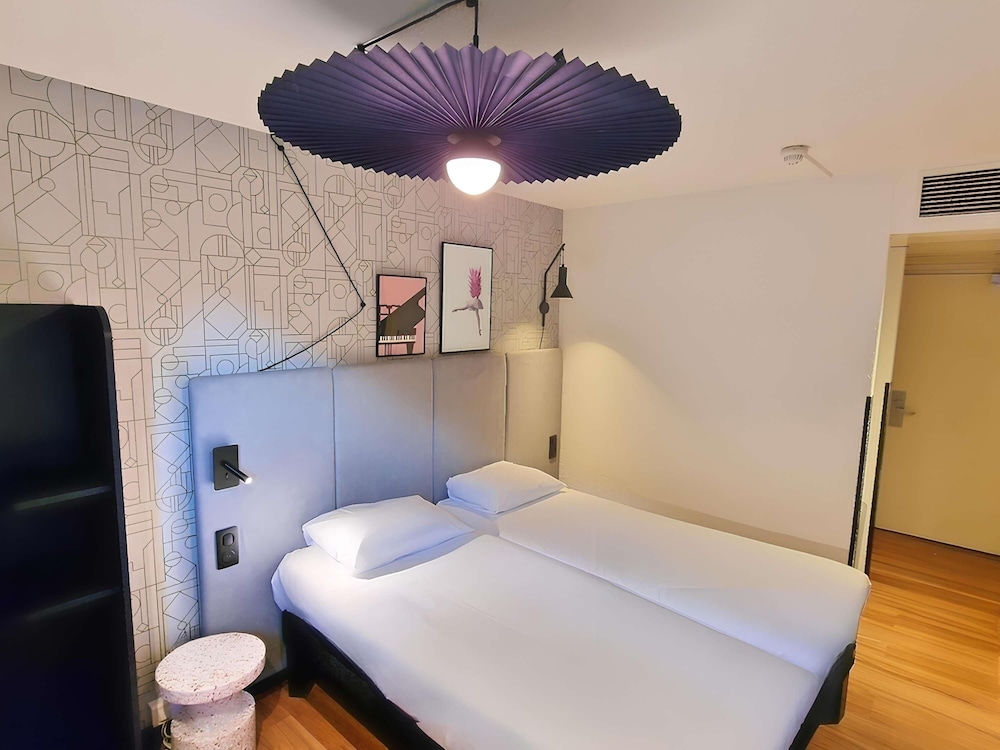 Habitación estándar con dos camas individuales del hotel Ibis Sallanches Porte Du Mont Blanc. Foto 4