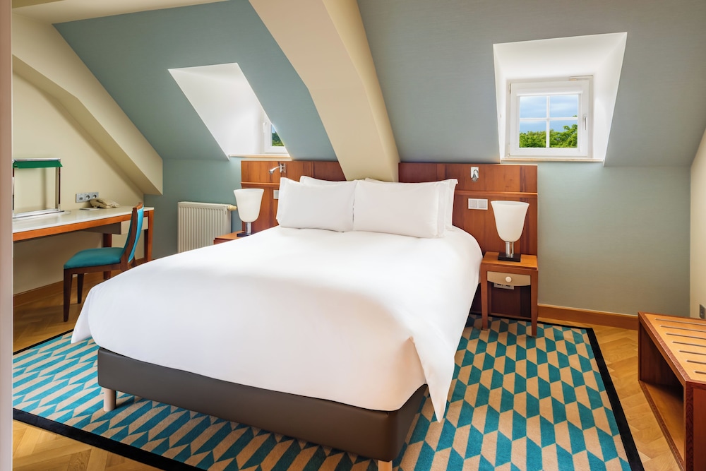 HABITACIÓN CLÁSICA ÁTICO, lado parque, cama doble, sin balcón del hotel Sofitel Grand Sopot. Foto 1