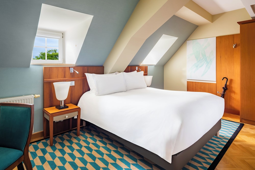 HABITACIÓN CLÁSICA ÁTICO, lado parque, cama doble, sin balcón del hotel Sofitel Grand Sopot. Foto 2