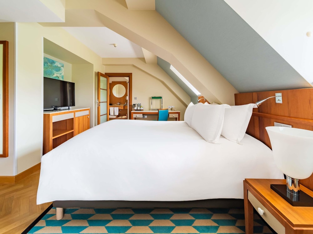 HABITACIÓN CLÁSICA ÁTICO, lado parque, cama doble, sin balcón del hotel Sofitel Grand Sopot. Foto 6