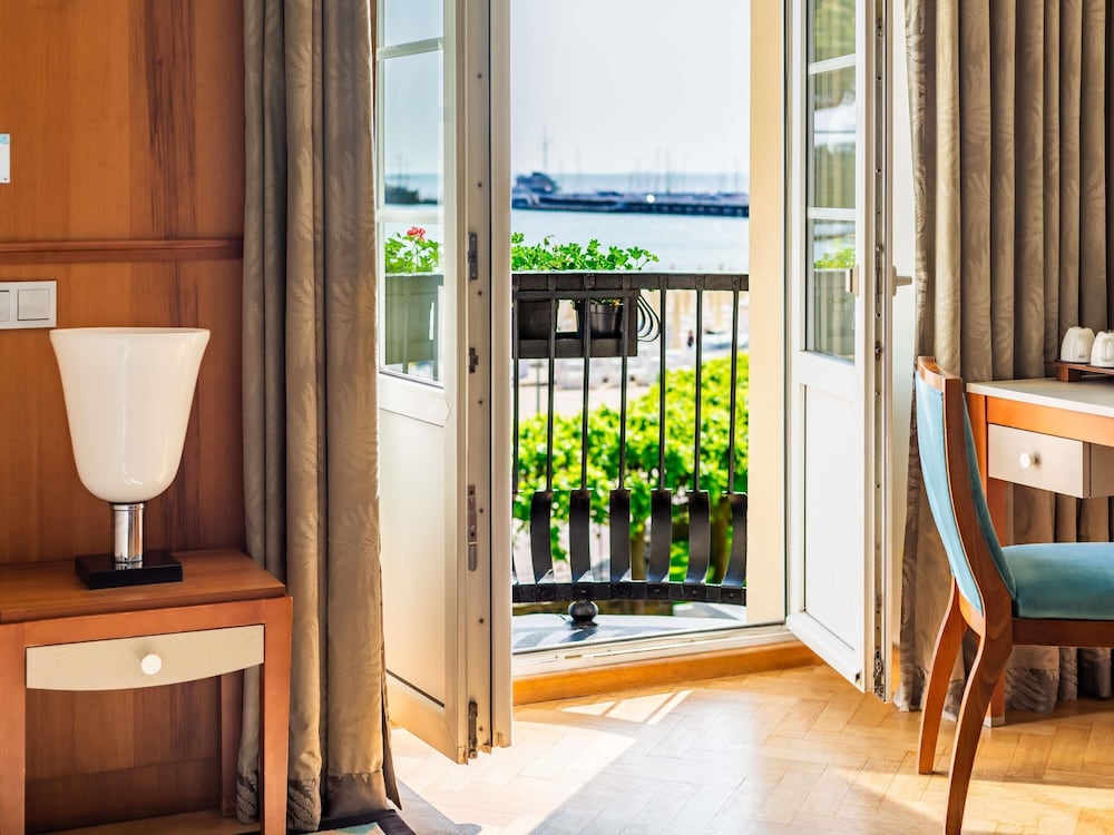SUITE JUNIOR lado mar, cama doble, con balcón del hotel Sofitel Grand Sopot. Foto 7