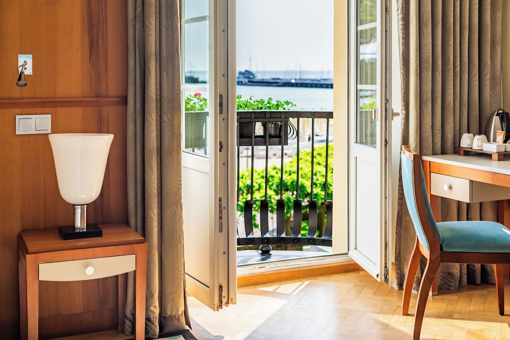 SUITE JUNIOR lado mar, cama doble, con balcón del hotel Sofitel Grand Sopot. Foto 11