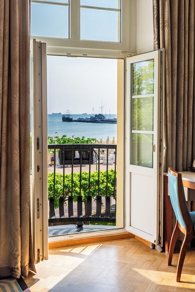 SUITE JUNIOR lado mar, cama doble, con balcón del hotel Sofitel Grand Sopot. Foto 12