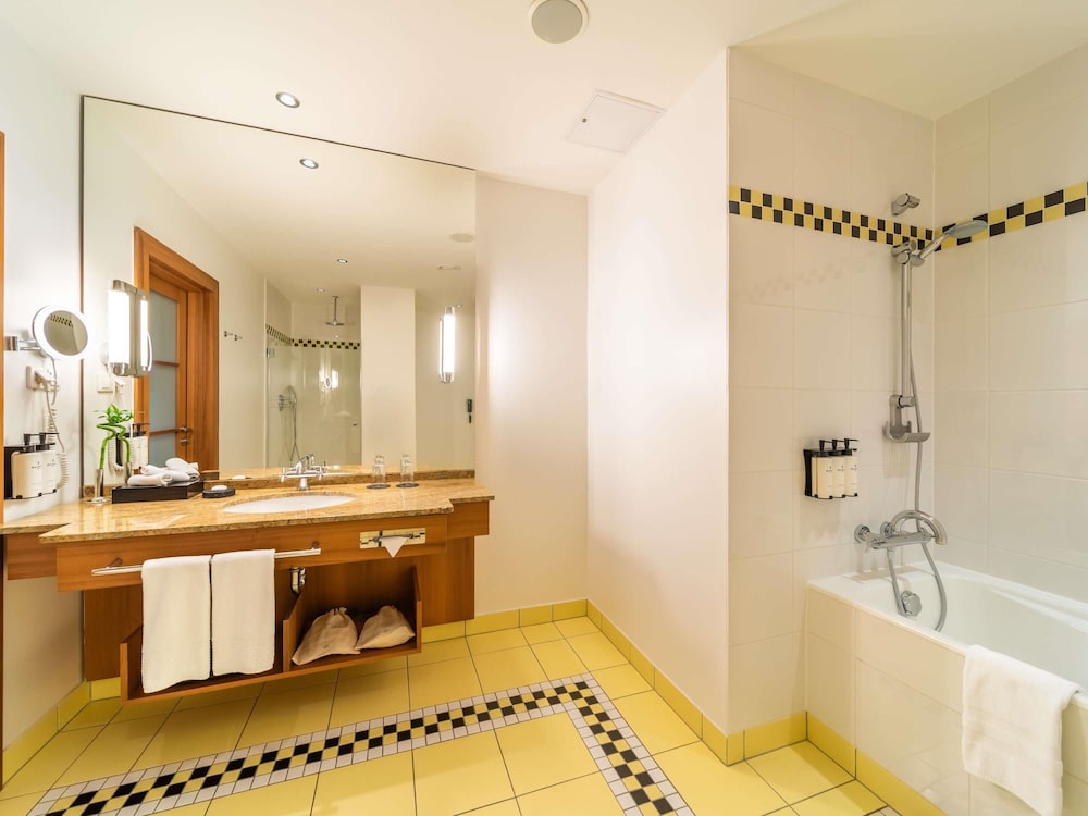 SUITE PRESTIGE frente al mar, cama doble del hotel Sofitel Grand Sopot. Foto 3