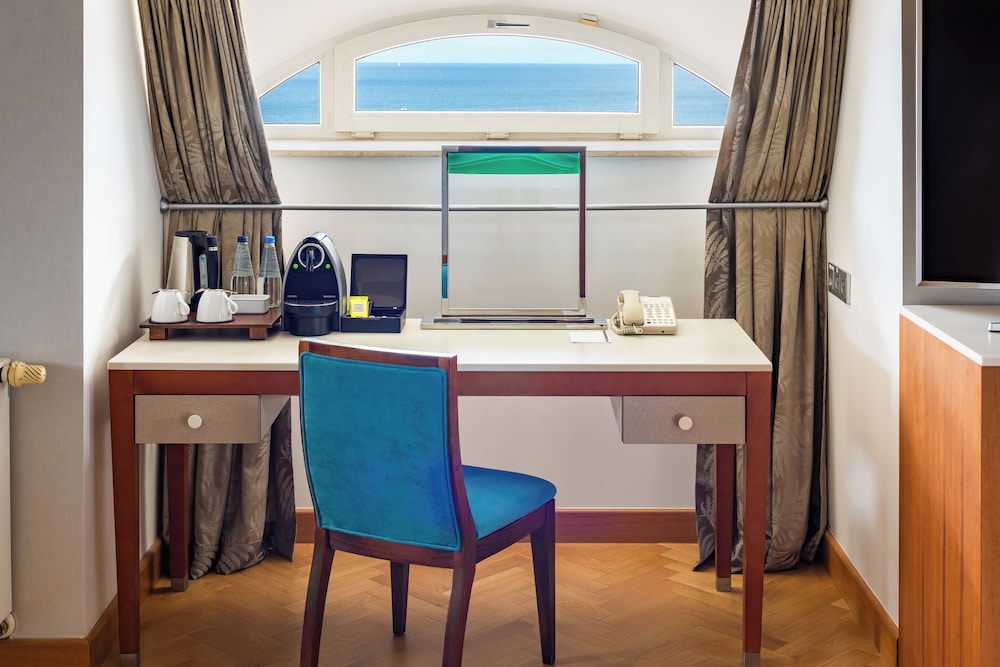 HABITACIÓN ÁTICO MAGNIFIQUE, lado mar, cama doble, sin balcón del hotel Sofitel Grand Sopot. Foto 7