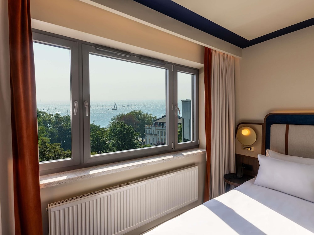 Habitación familiar, 1 cama doble con sofá cama, vistas al mar del hotel Mercure Gdynia Centrum. Foto 11