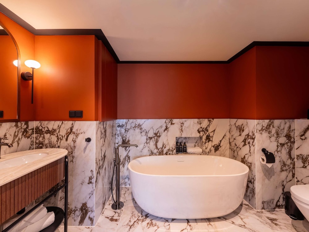 Suite, 1 cama doble con sofá cama del hotel Mercure Gdynia Centrum. Foto 15