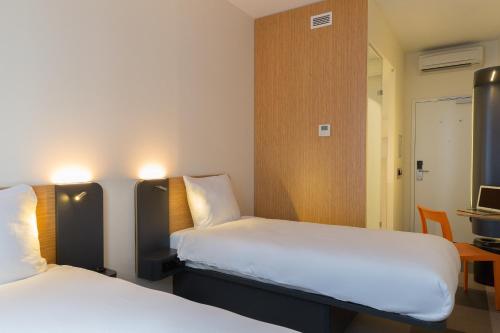 Habitación Doble - 2 camas del hotel Easyhotel Brussels City Centre. Foto 10