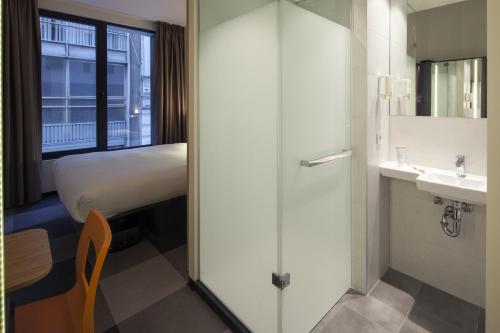 Habitación Doble Estándar del hotel Easyhotel Brussels City Centre. Foto 4