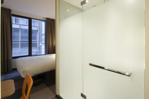 Habitación Doble Estándar del hotel Easyhotel Brussels City Centre. Foto 7