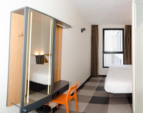 Habitación triple familiar del hotel Easyhotel Brussels City Centre. Foto 3