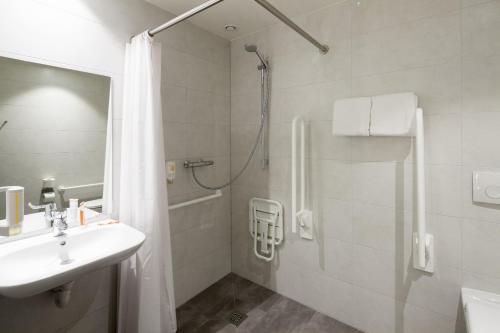 Habitación Superior - Adaptada para personas de movilidad reducida del hotel Easyhotel Brussels City Centre. Foto 9