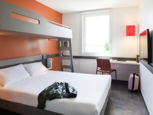 Habitación Triple con cama doble y litera del hotel Ibis Budget Aéroport Lyon Saint Exupéry