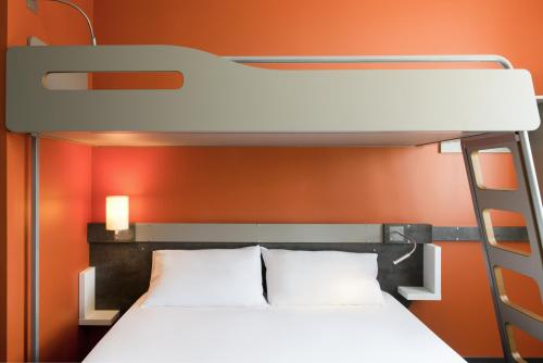 Habitación Triple con cama doble y litera del hotel Ibis Budget Aéroport Lyon Saint Exupéry. Foto 3