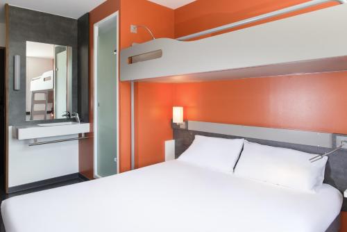 Habitación Triple con cama doble y litera del hotel Ibis Budget Aéroport Lyon Saint Exupéry. Foto 4