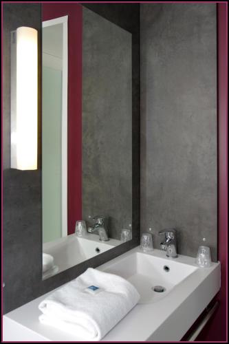 Habitación Familiar del hotel Ibis Budget Aéroport Lyon Saint Exupéry. Foto 2
