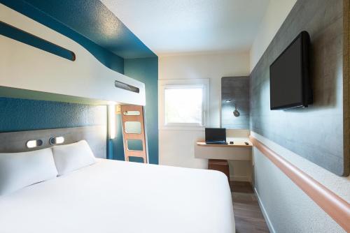 TRIPLE - Habitación con 2 camas individuales para 1 persona y 1 litera del hotel Ibis Budget Rouen Petit Quevilly. Foto 5