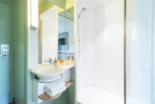 TRIPLE - Habitación con 2 camas individuales para 1 persona y 1 litera del hotel Ibis Budget Rouen Petit Quevilly. Foto 6