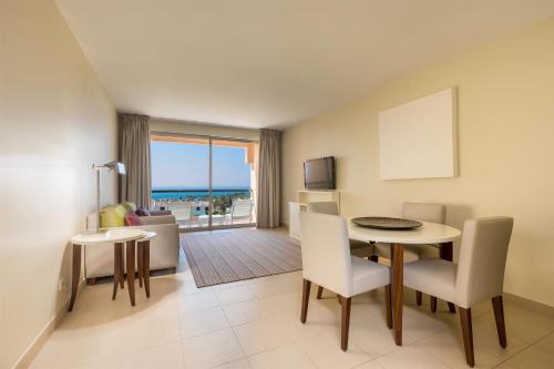 Suite de 1 dormitorio con vistas al mar del hotel NAU Sao Rafael Suites– All Inclusive. Foto 3