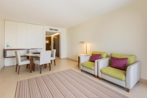 Suite de 1 dormitorio con vistas al mar del hotel NAU Sao Rafael Suites– All Inclusive. Foto 4