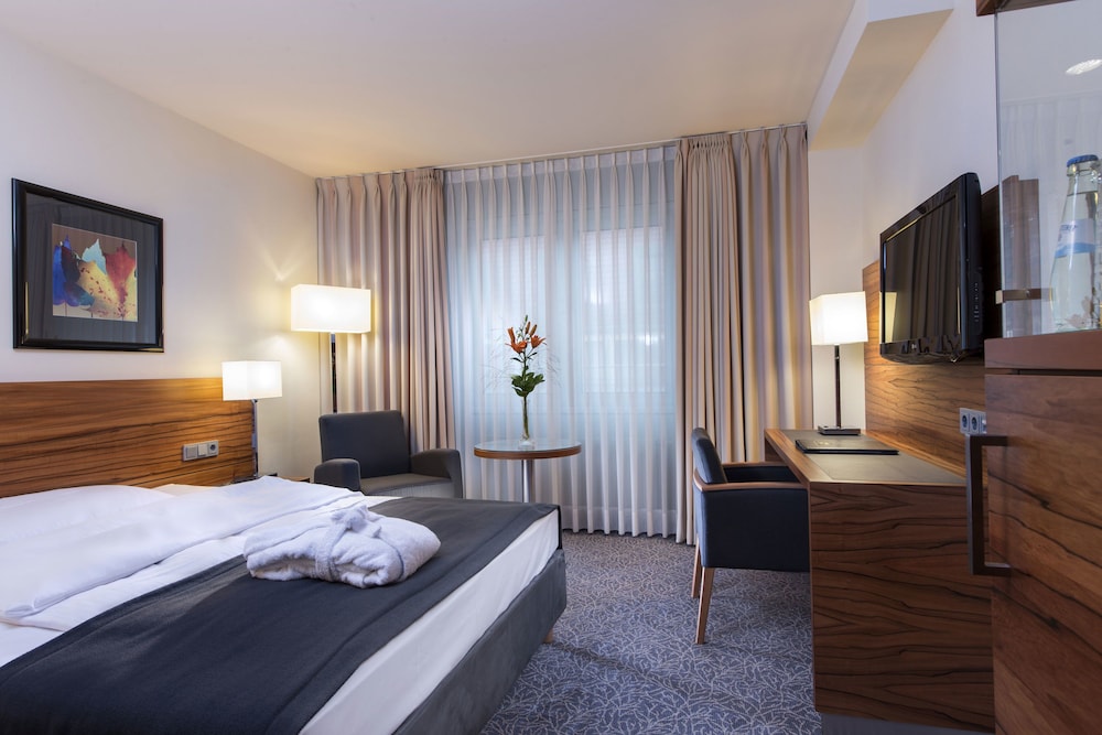 Habitación triple familiar del hotel Maritim München. Foto 1