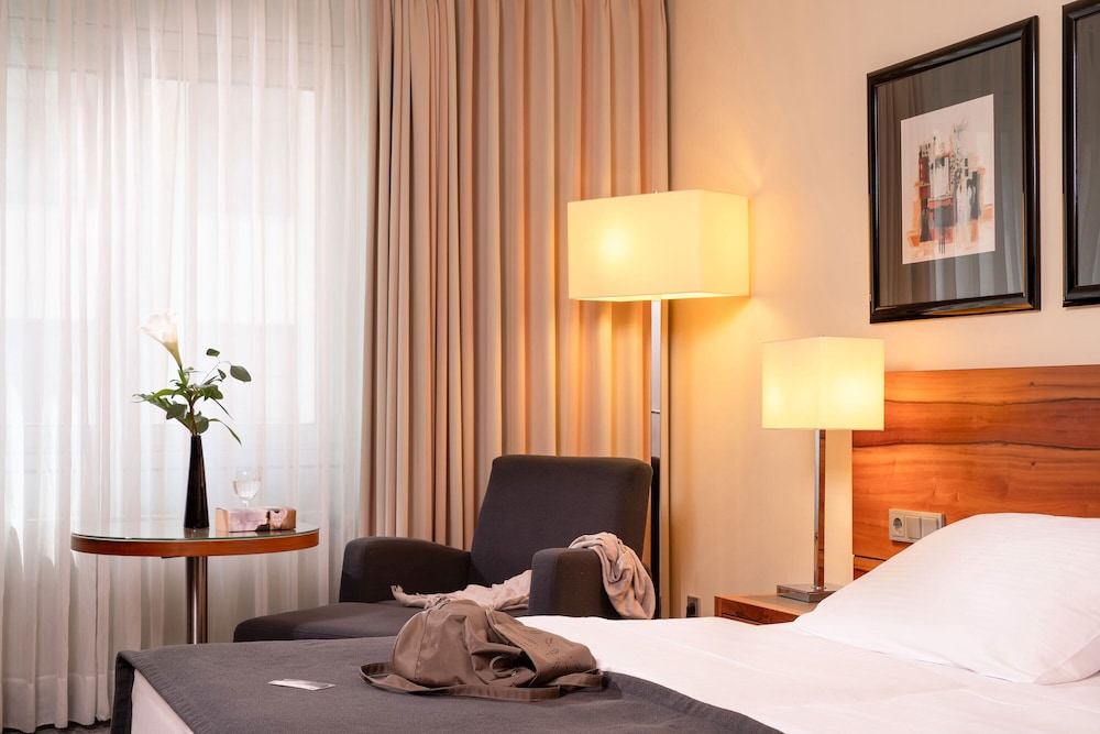 Habitación clásica, 1 cama de matrimonio del hotel Maritim München. Foto 2