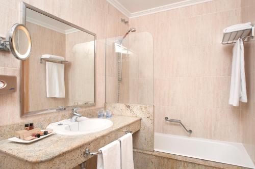 Habitación Triple Básica del hotel Talaso Atlantico. Foto 3