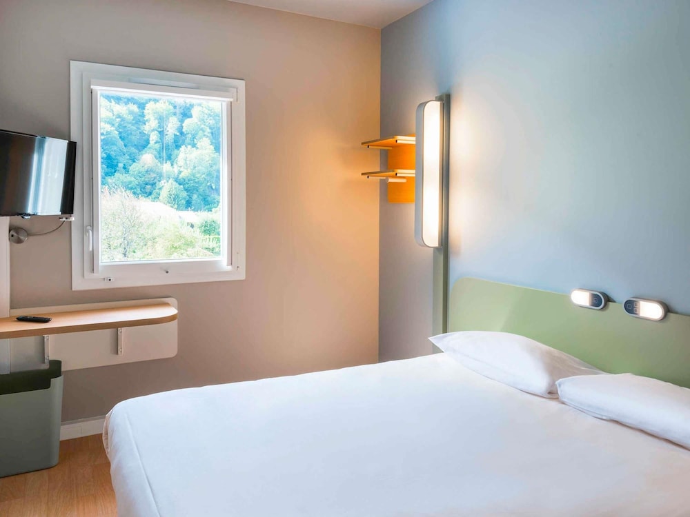 DOBLE - Habitación con una cama grande del hotel Ibis Budget Sallanches Pays Du Mont Blanc