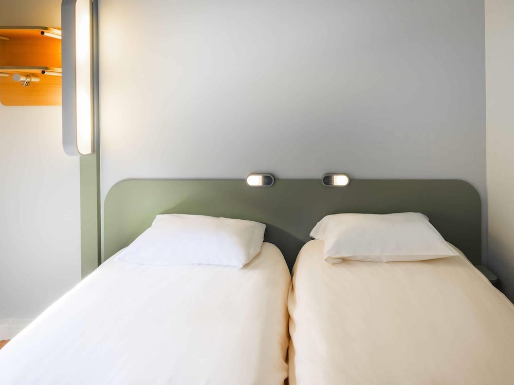 GEMELA - Habitación con dos camas individuales de 90 pulgadas (190 cm) del hotel Ibis Budget Sallanches Pays Du Mont Blanc. Foto 1