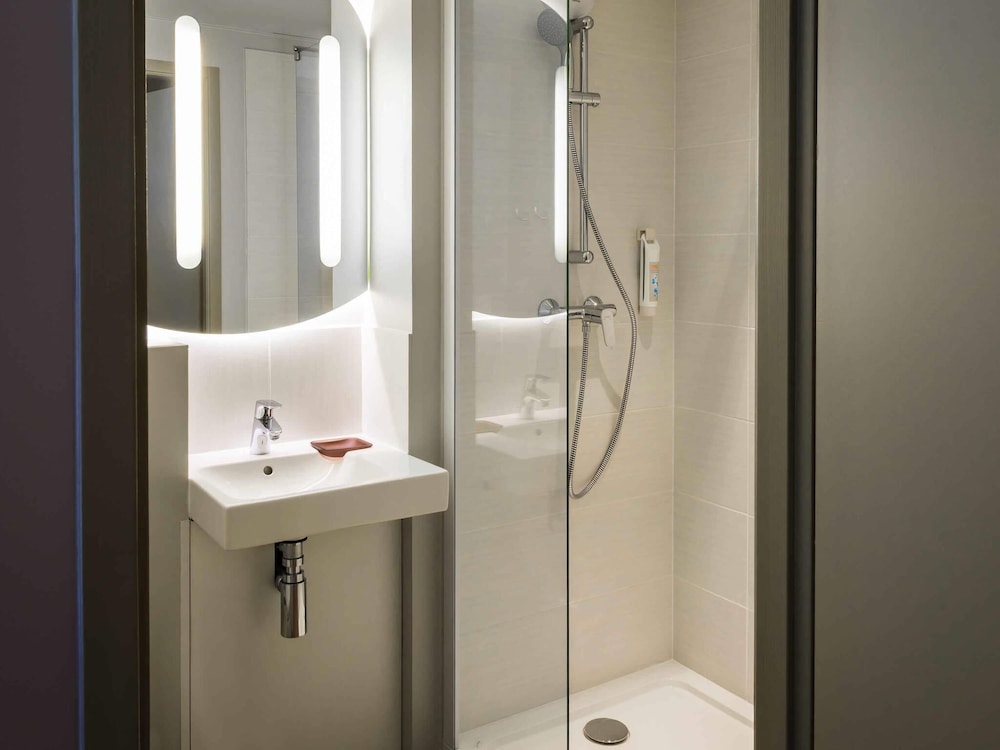 GEMELA - Habitación con dos camas individuales de 90 pulgadas (190 cm) del hotel Ibis Budget Sallanches Pays Du Mont Blanc. Foto 2