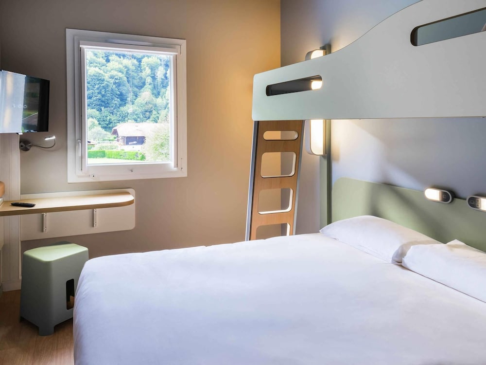 TRIPLE - Habitación con una cama grande y una cama litera del hotel Ibis Budget Sallanches Pays Du Mont Blanc