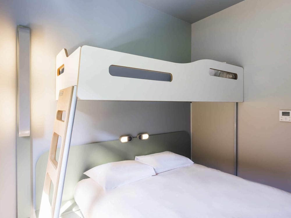 TRIPLE - Habitación con una cama grande y una cama litera del hotel Ibis Budget Sallanches Pays Du Mont Blanc. Foto 1