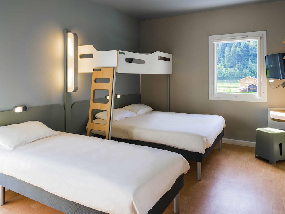 Habitación familiar con una cama grande y camas gemelas del hotel Ibis Budget Sallanches Pays Du Mont Blanc