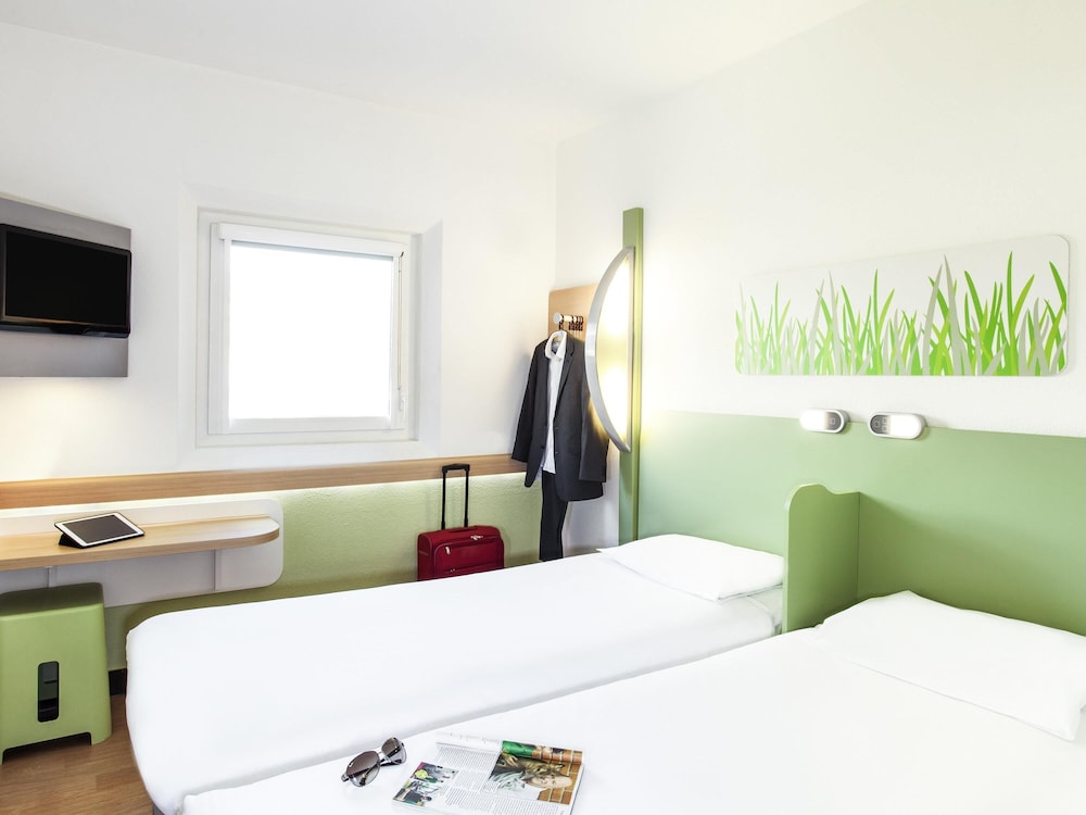 Habitación con 2 camas individuales, 2 camas individuales del hotel Ibis Budget London Hounslow. Foto 6