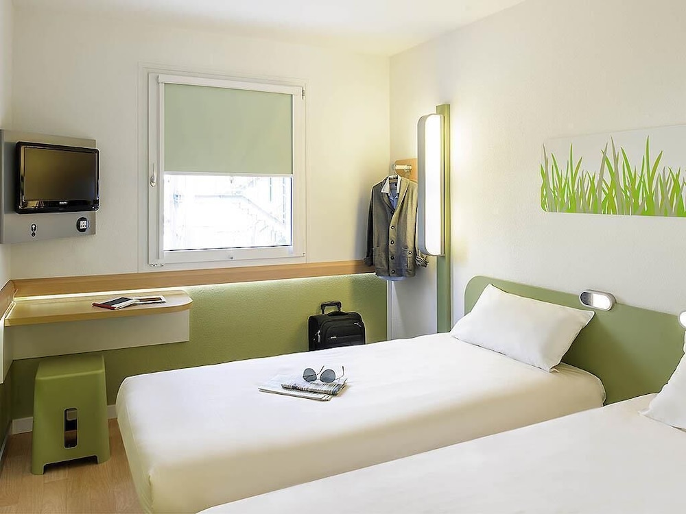 Habitación con 2 camas individuales, 2 camas individuales del hotel Ibis Budget London Hounslow. Foto 7