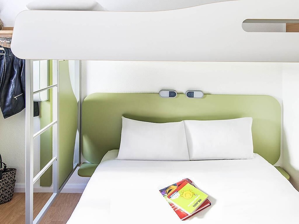 Habitación triple con una cama doble y una litera individual del hotel Ibis Budget Sheffield Arena